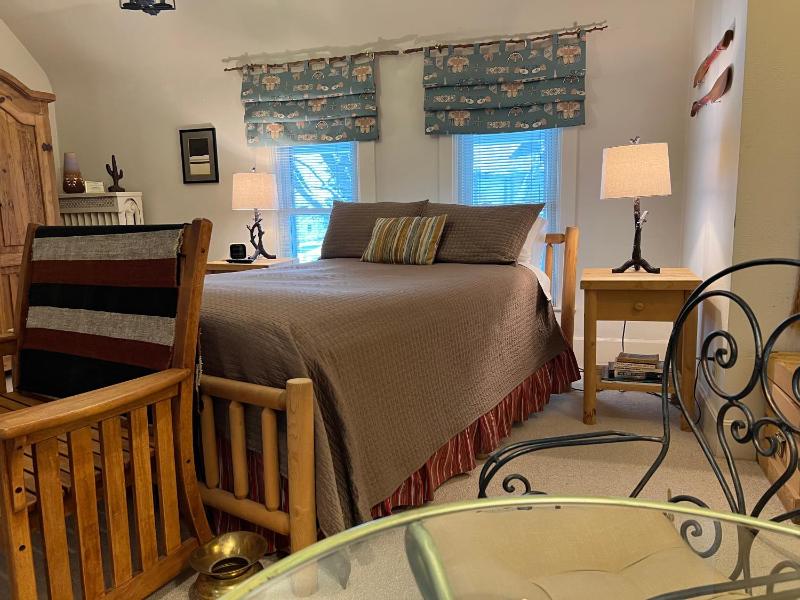 Deluxe Double Room with Bath image 3