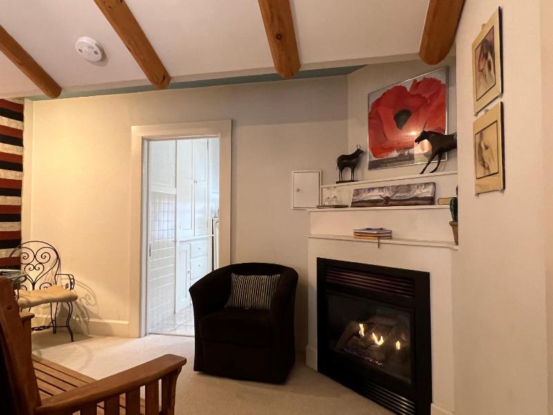 Deluxe Double Room with Bath image 4