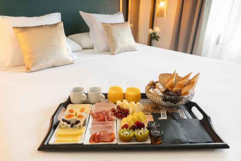 Deluxe Double Room with Shower image 4