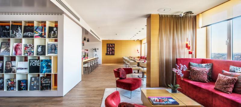 Deluxe Panorama Corner Room with Lounge Access image 2