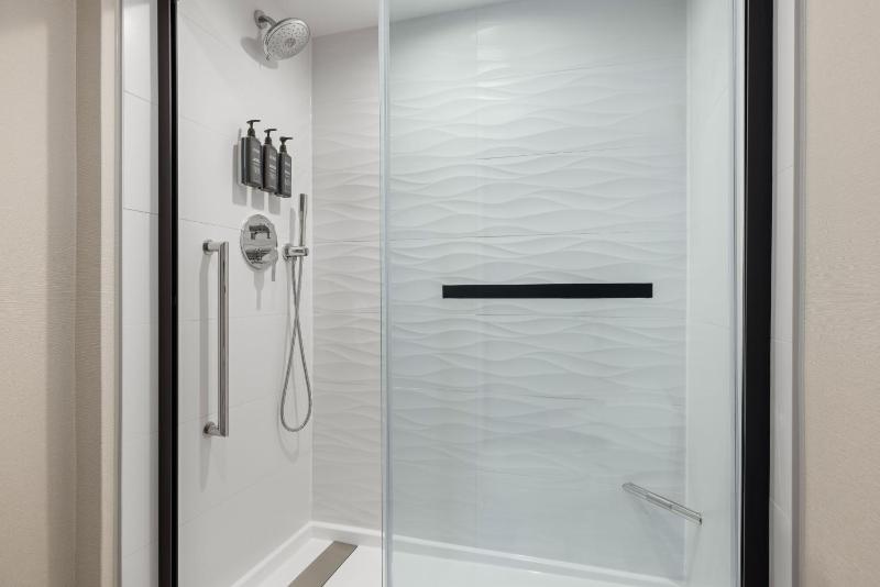 Concierge level, 1 Bedroom 2 room Suite, 1 King, Sofa bed High Floor image 3