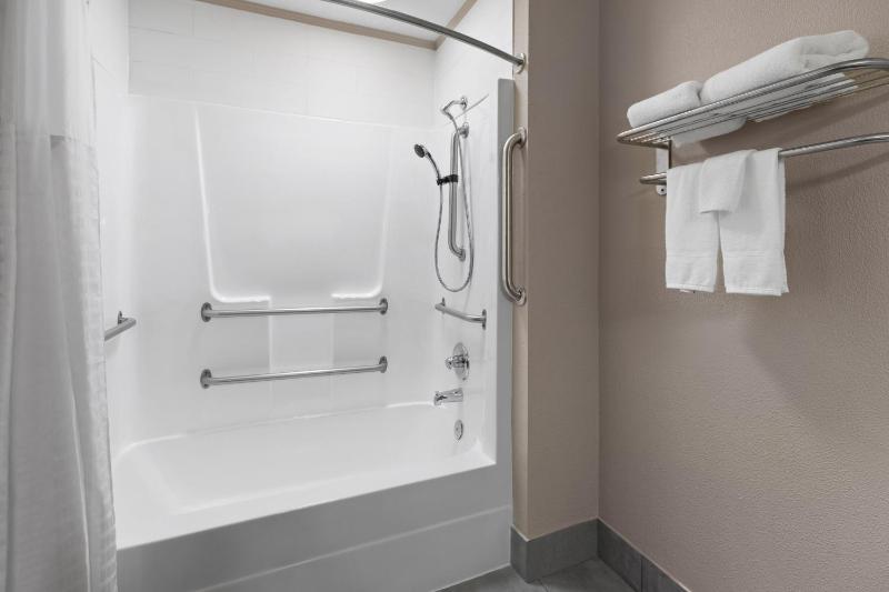 1 King Bed, Mobility/Hearing Accessible Room, Bathtub w/ Grab Bars, Non-Smoking image 2