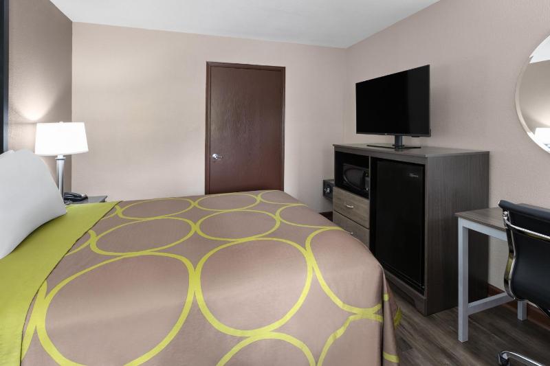 Double Room with Bathtub with Grab Bars - Mobility Accessible/Non-Smoking image 2