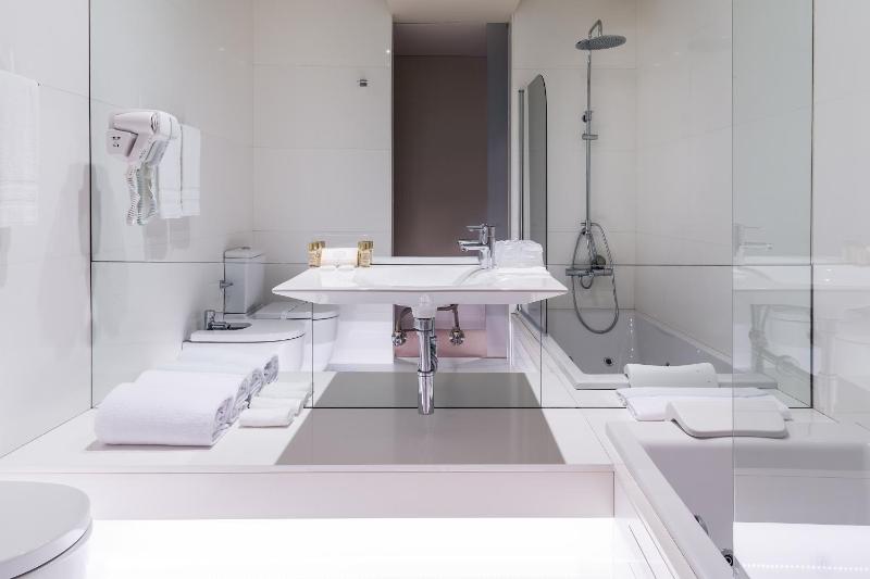 Queen Room with Spa Bath image 1