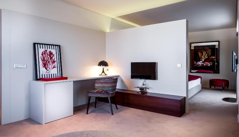 Suite with Spa Bath image 3