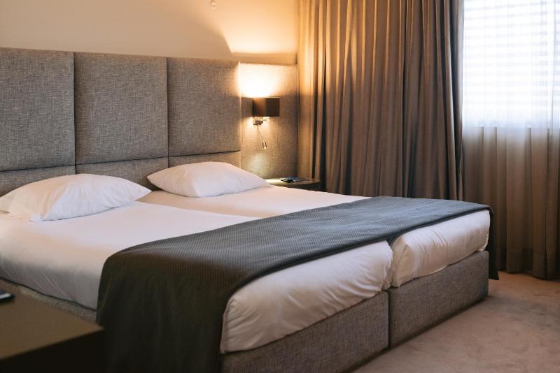 Twin Room image 3