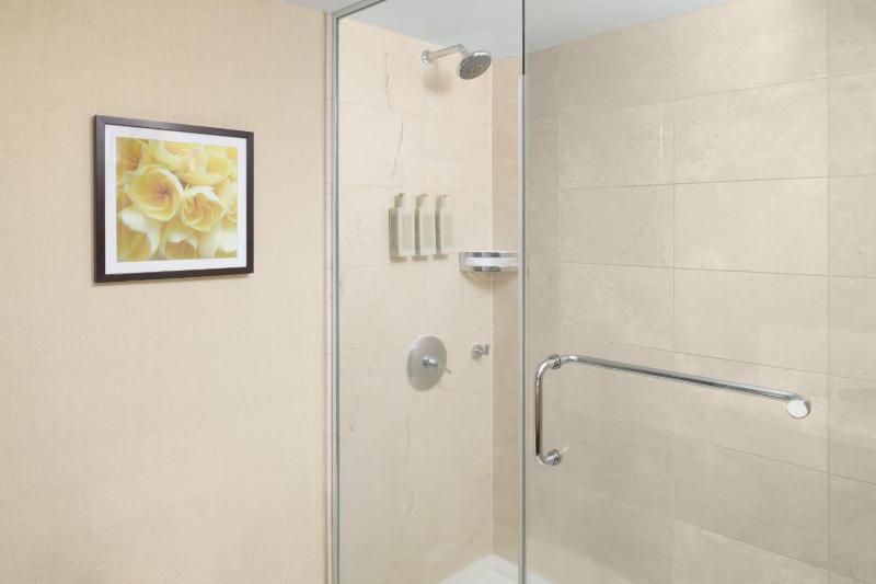 Deluxe King Room with Ocean View image 2