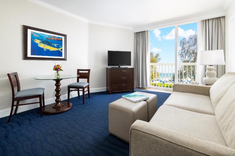 One-Bedroom Suite with Balcony and Gulf View Recently Renovated image 4