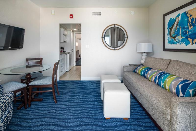 One-Bedroom Suite with Balcony and Gulf View Recently Renovated image 3