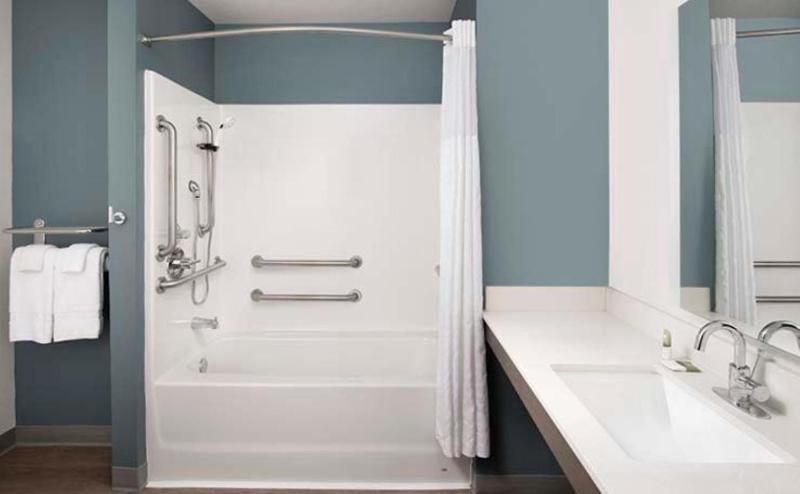 Quadruple Room with Two Queen Beds and Tub - Disability Access/Non Smoking image 3