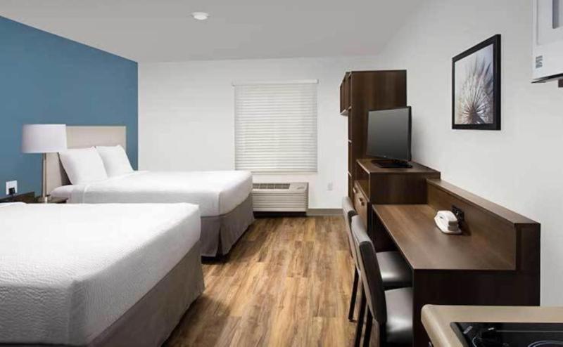 Quadruple Room with Two Queen Beds and Tub - Disability Access/Non Smoking image 2