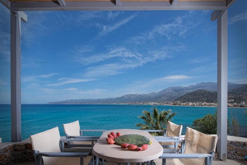 One-Bedroom Suite with Sea View image 4