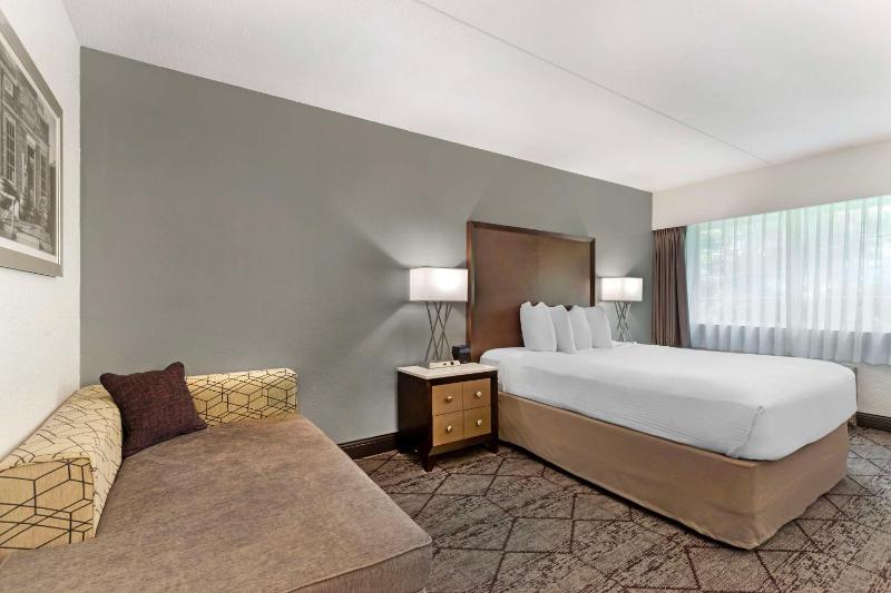 Queen Room with Pool View - Non smoking image 3