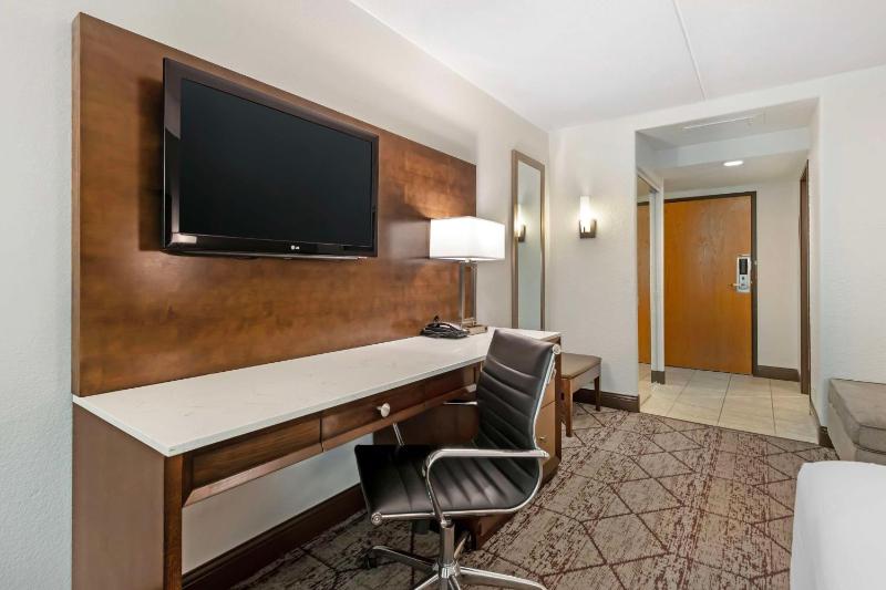 Queen Room with Pool View - Non smoking image 4