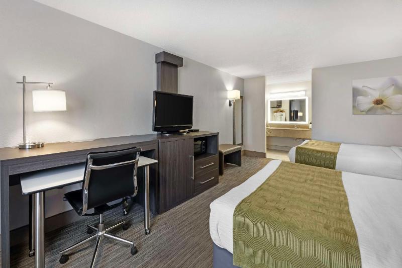 Queen Room with Two Queen Beds - Non-Smoking image 3