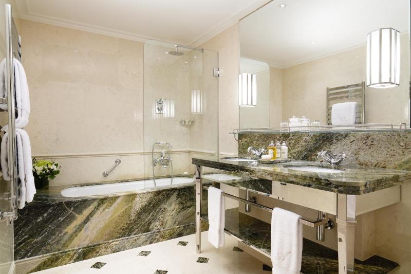 Exclusive King Room with Lake View image 2