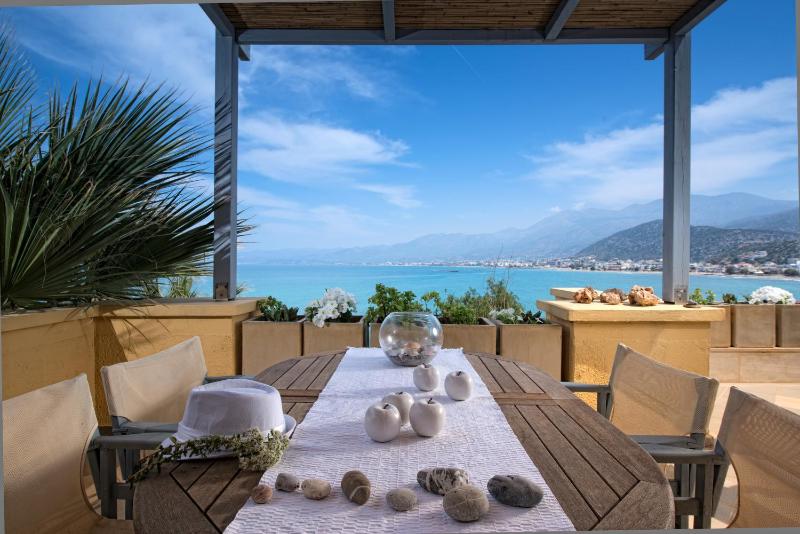 Family Two-Bedroom Apartment with Sea View  image 2