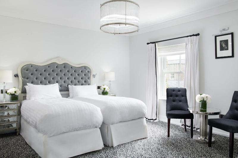 Deluxe Twin Room image 2