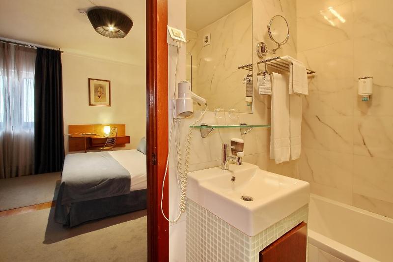 Standard Double or Twin Room image 4