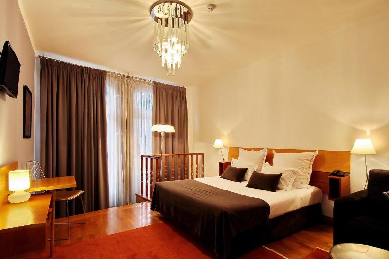 Deluxe Double or Twin Room image 3