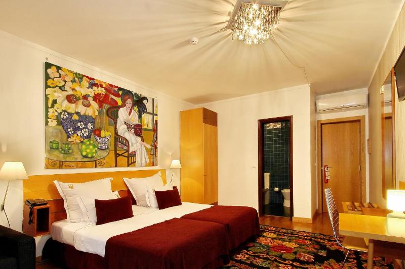 Deluxe Double or Twin Room image 4