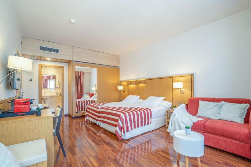Superior Twin Room image 4