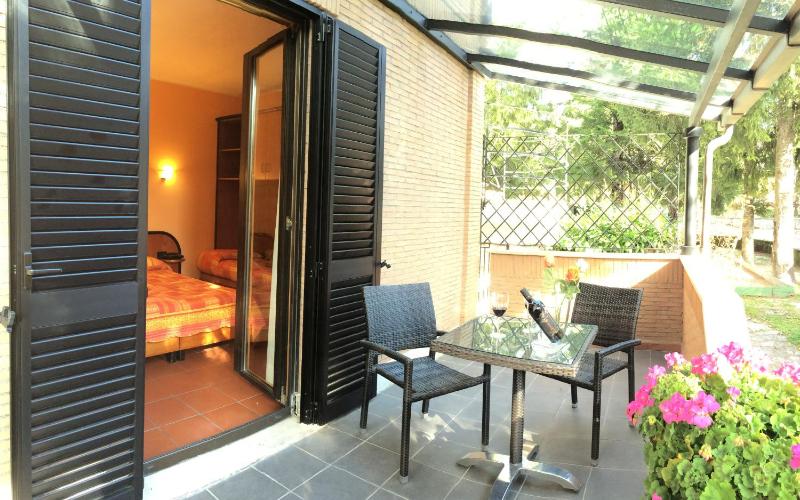 Double Room with Balcony image 4