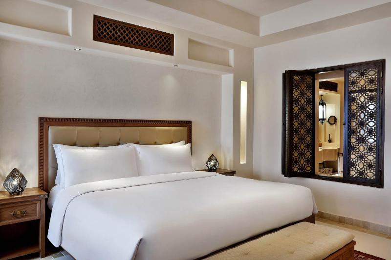 Deluxe, Guest room, 1 King, Pool view, Balcony image 4