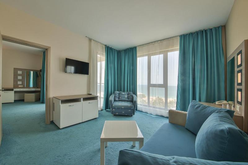 One-Bedroom Suite with Sea View image 1