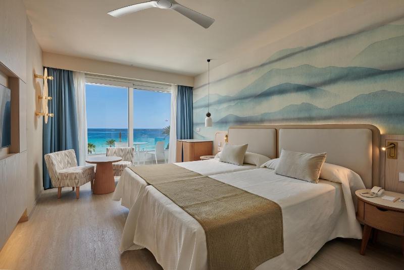Double Room with Sea View image 1