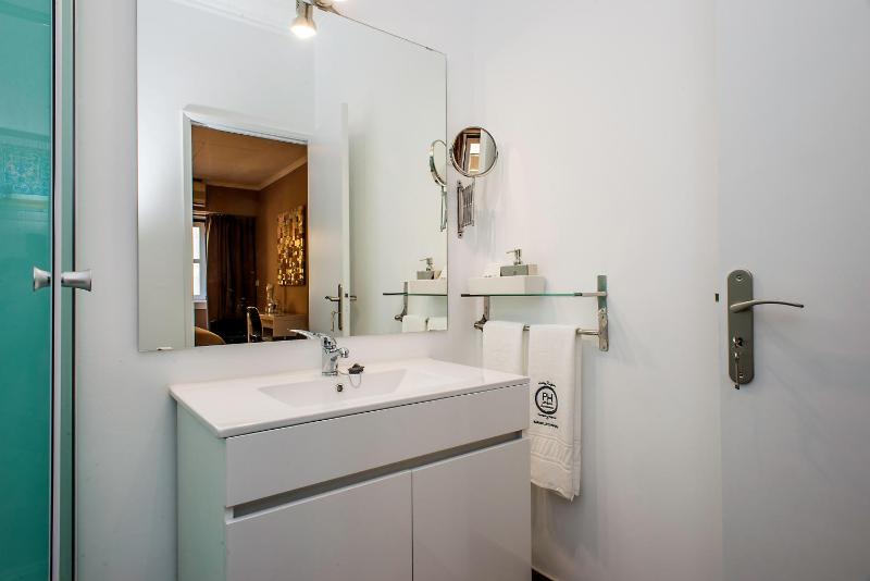 Deluxe King Suite image 3