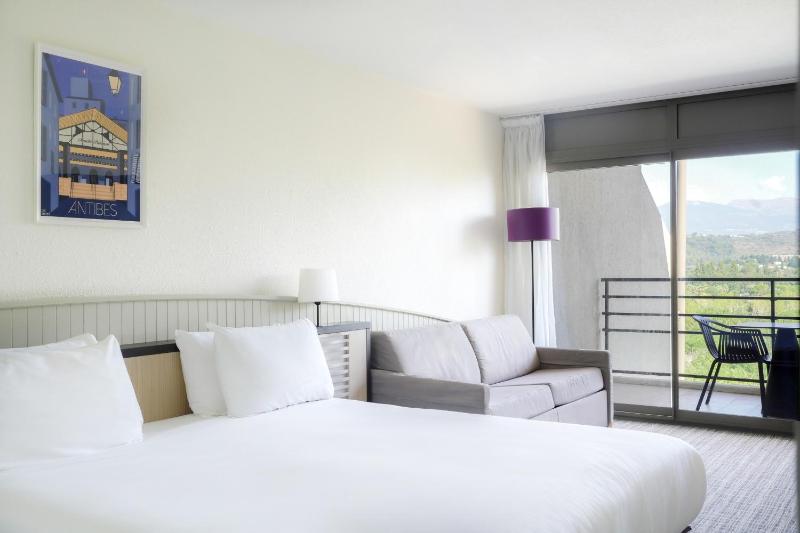 Double Room with Pool View image 3