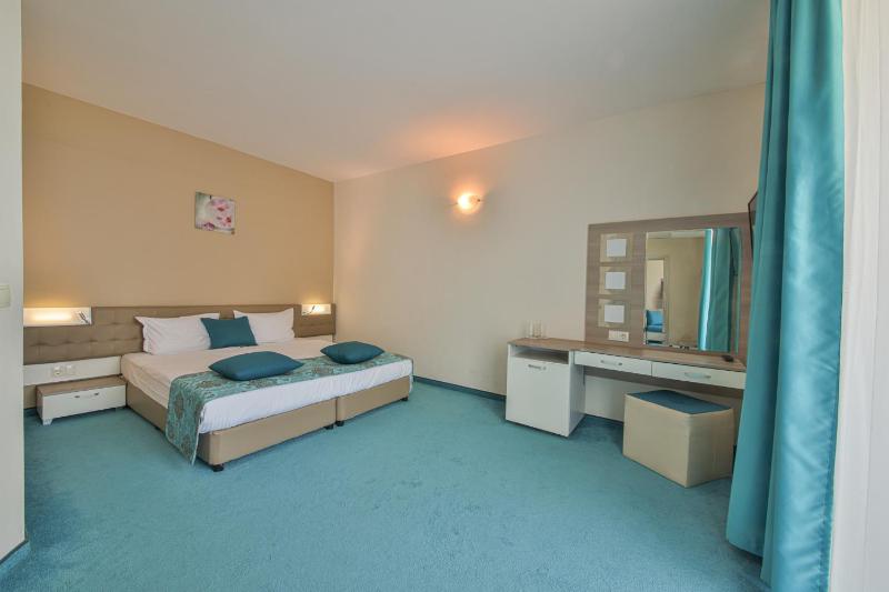 One-Bedroom Suite with Sea View image 4