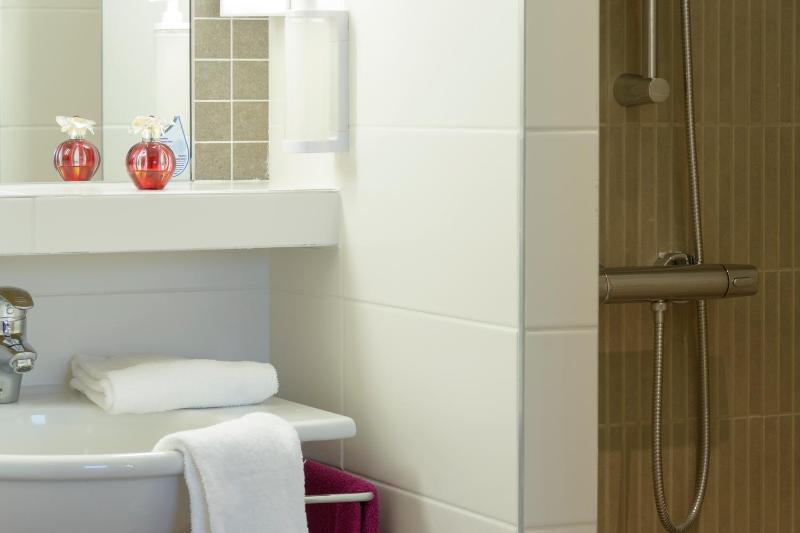 Twin Room image 4