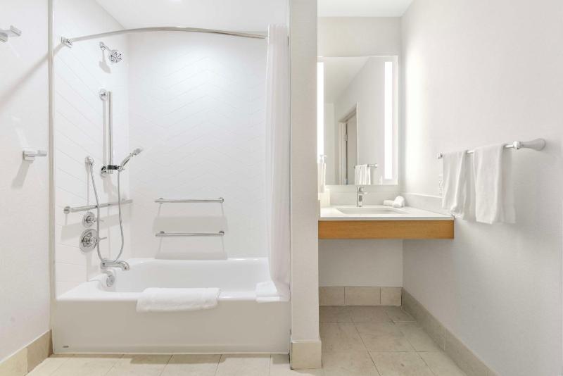 Queen Room with Two Queen Beds and Bath Tub - Disability Access image 2