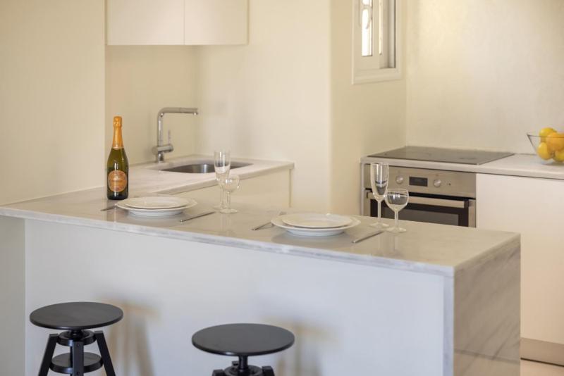 Charming 7th-Floor Apartment with Acropolis view - image 16