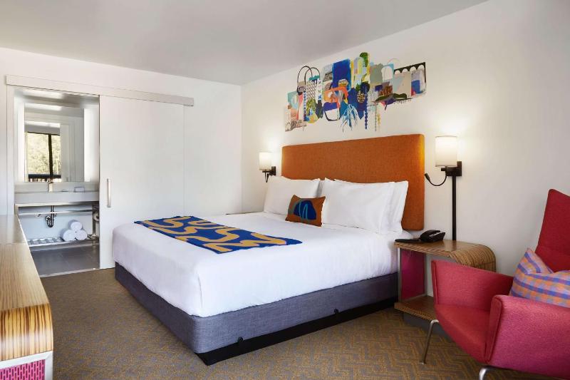 Queen Room with Bath Tub - Mobility Accessible image 1