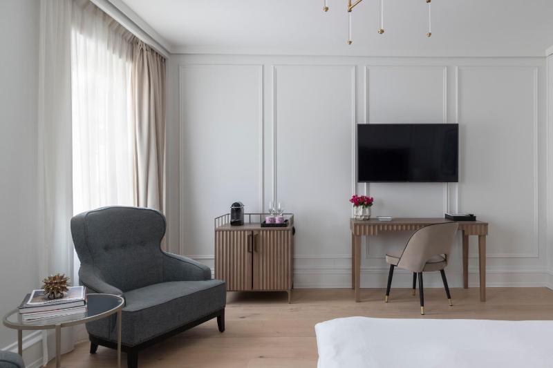 Standard King Room image 3
