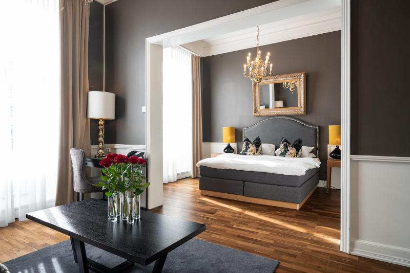 Junior Suite with View image 2