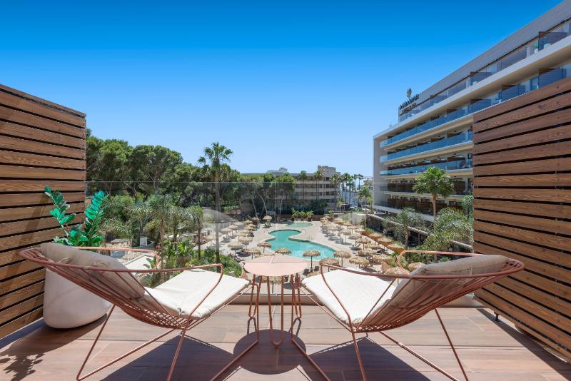 Junior Suite with Pool View image 4