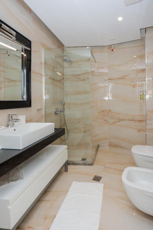 Deluxe Triple Room with Balcony and Side Sea View image 1
