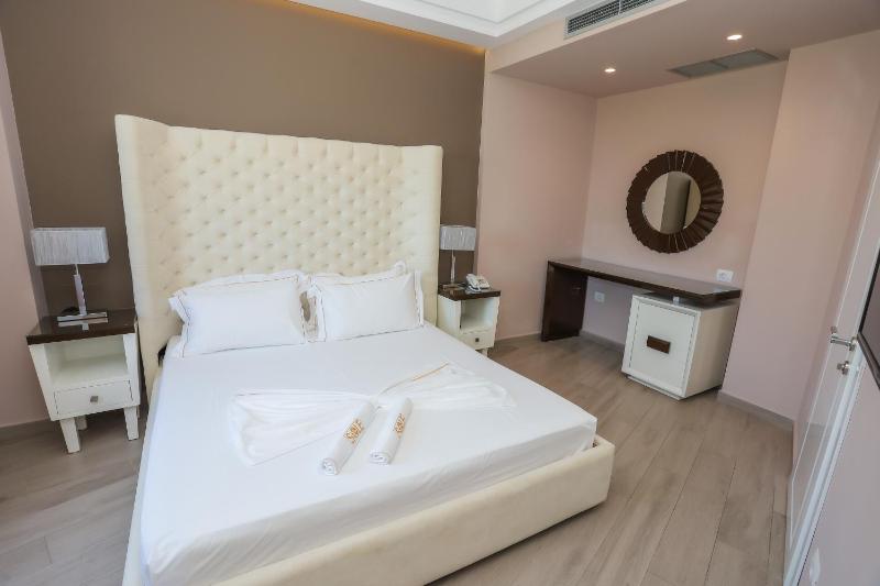 Deluxe Suite with Balcony and Side Sea View image 1