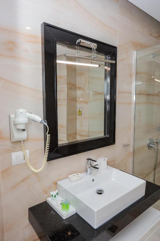 Deluxe Double Room with Balcony and Side Sea View image 2