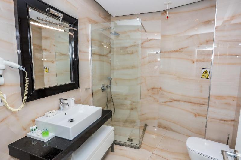 Deluxe Double Room with Balcony and Side Sea View image 3