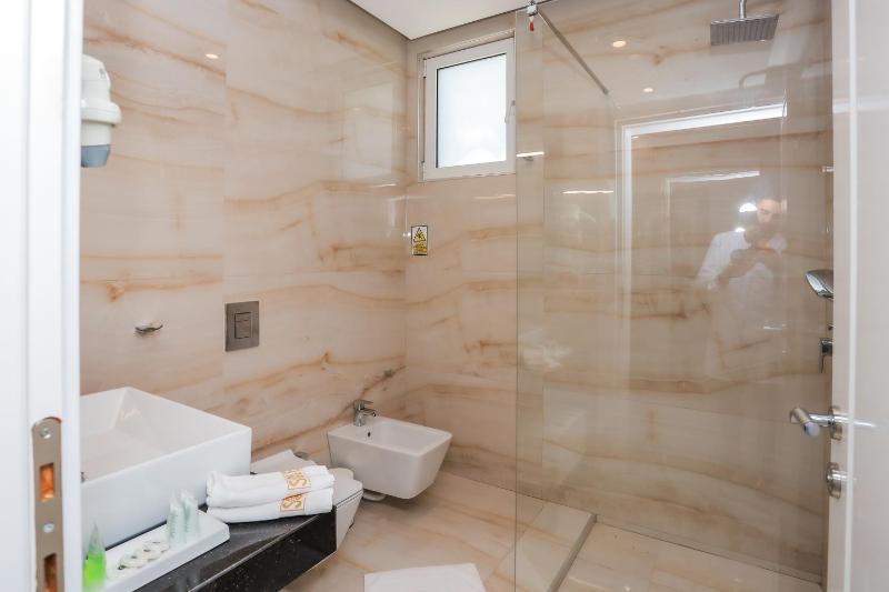 Deluxe Suite with Balcony and Sea View image 4