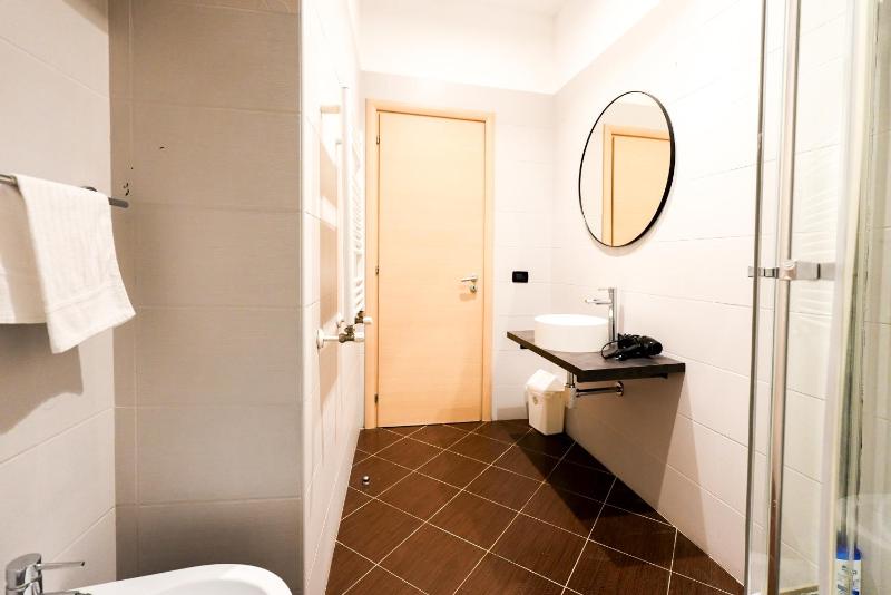 R-home fine rooms guesthouse - image 9