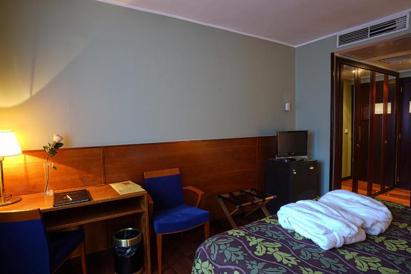 Double or Twin Room image 3