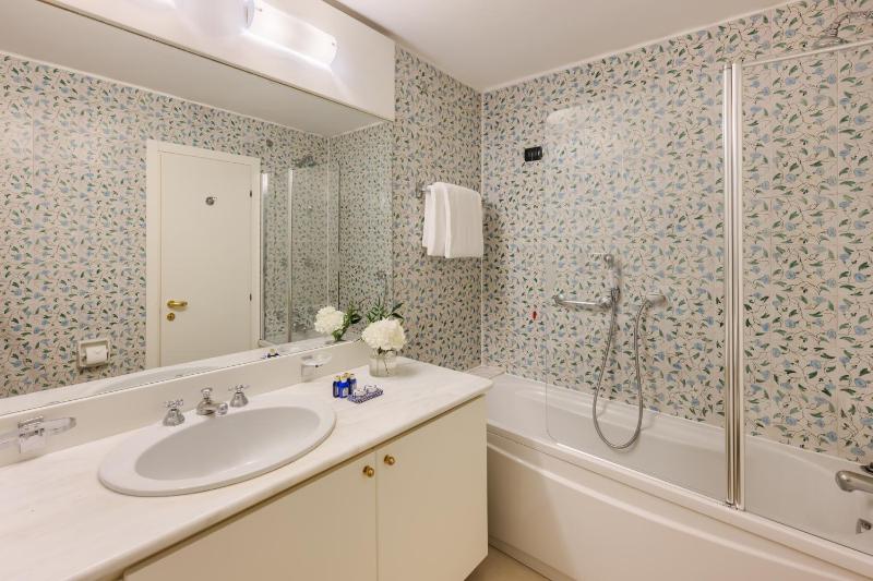 Double or Twin Room with Lake View image 2