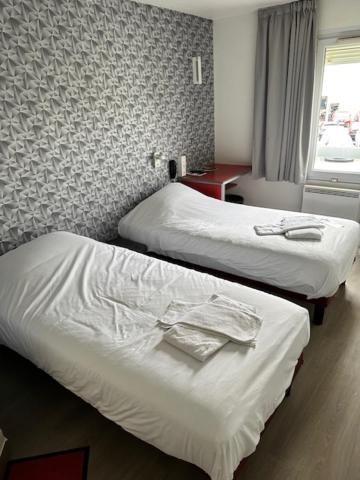 Twin Room image 1
