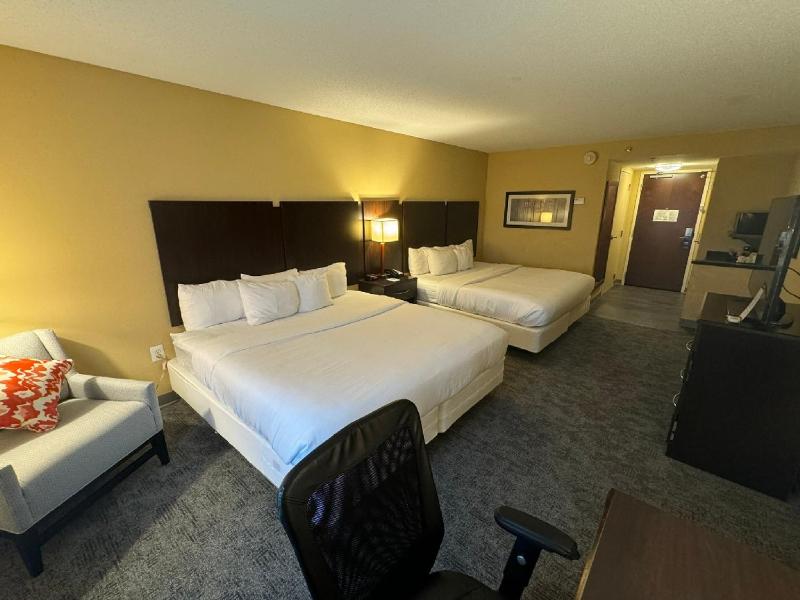 Queen Room with Two Queen Beds - Non-Smoking image 3